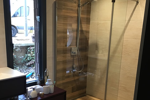 douche avec parroi verre